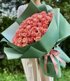 Шикарный букет из 101 розы "Мисс Пигги"